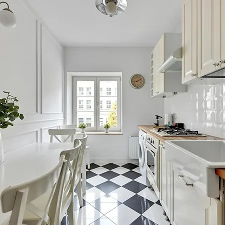 Dlugi Targ Street, Main Old Town & Riverside By Downtown *