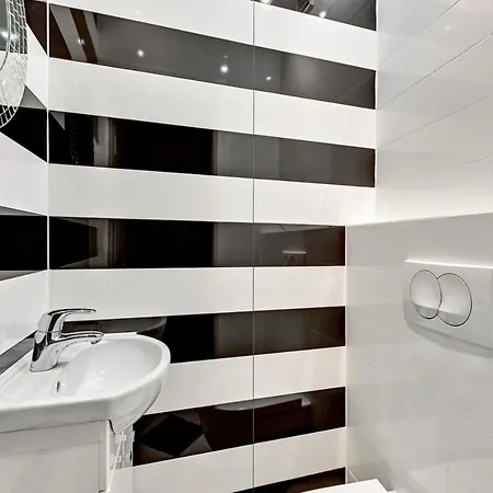 Dlugi Targ Street, Main Old Town & Riverside By Downtown