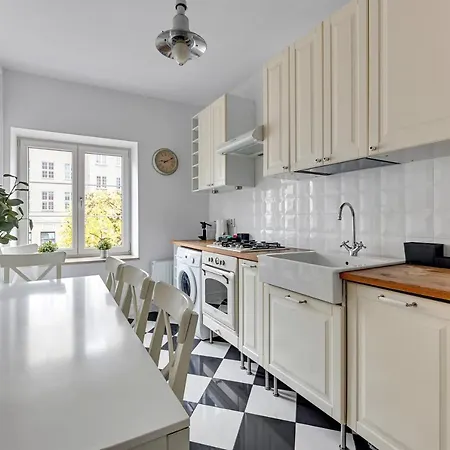 Dlugi Targ Street, Main Old Town & Riverside By Downtown * Gdańsk