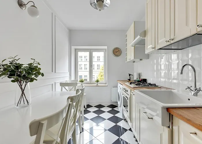 Dlugi Targ Street, Main Old Town & Riverside By Downtown *