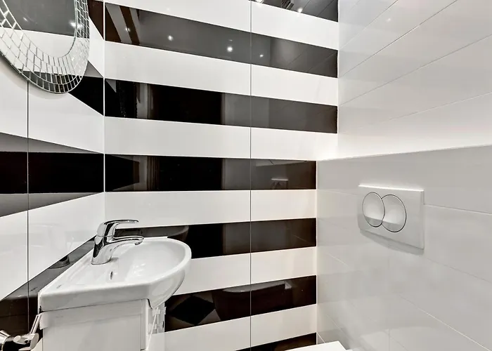 Dlugi Targ Street, Main Old Town & Riverside By Downtown