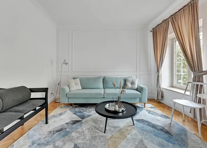 Dlugi Targ Street, Main Old Town & Riverside By Downtown Гданьск