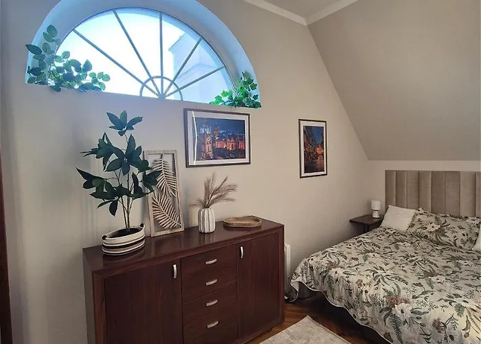 Dlugi Targ Street, Main Old Town & Riverside By Downtown *